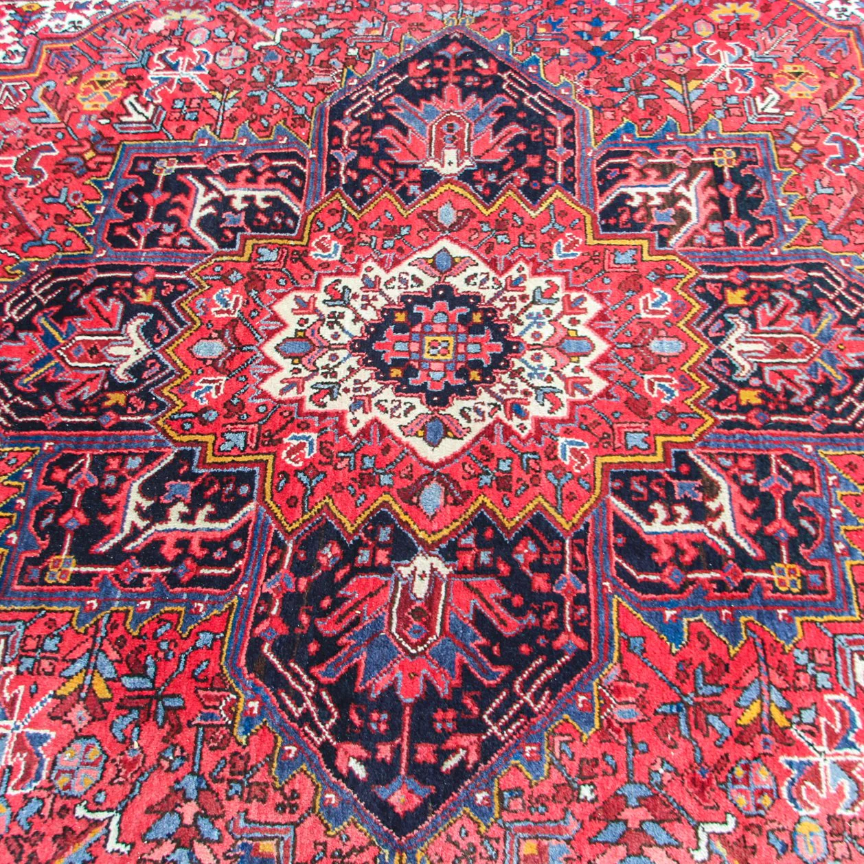 Vintage Persian Heriz in Geometric Pattern (8 ft 1 in x 11 ft 3in) - Image 4